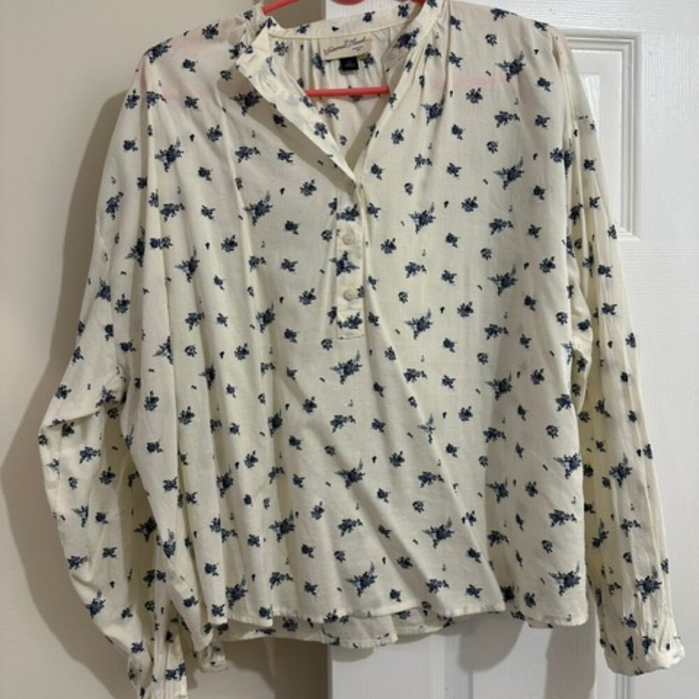 Universal Thread- White and Blue Floral blouse